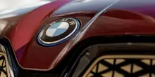 Bmw fa eccezione: utili stabili a 7 miliardi nel 2025. Ma li prevede in calo nel 2026 per l&rsquo;effetto dei dazi sui margini