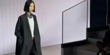 La nuova donna di Armani sfila sulle note di un inedito cantato da Mina alla Milano fashion week