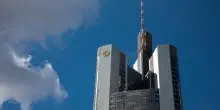 Commerzbank vuole lasciare la sede nella torre di Francoforte per difendersi dalla scalata di Unicredit