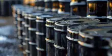 Petrolio, Goldman Sachs lancia l&rsquo;allarme: rischio carenze globali e scorte ai minimi da 8 anni
