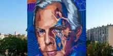 Piacenza ricorda Giorgio Armani con un murale firmato Kot&egrave;