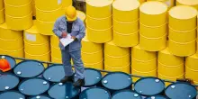 Petrolio, l&rsquo;Arabia Saudita taglia ancora (molto) i prezzi: ecco cosa c&rsquo;&egrave; dietro