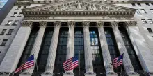 La diretta da Wall Street | Futures sui listini Usa in lieve calo: sale ancora il petrolio e il Treasury decennale supera il 5%