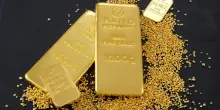 Oro, mai cos&igrave; in basso negli ultimi sei mesi: ecco cosa sta facendo scendere il prezzo