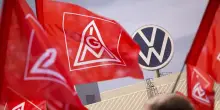 Auto europea sotto shock: Volkswagen prepara 100 mila tagli. Ecco perch&eacute; il fattore Cina accelera la crisi