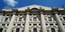 Borse oggi in diretta | Europa attesa poco mossa, Trump annuncia guerra economica contro l'Iran: il petrolio sfiora 92 dollari | IL VIDEO