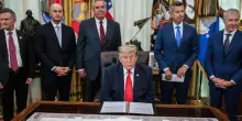 Guerra in Iran, la diretta | Usa: taglia da 10 milioni sui vertici dei Pasdaran. Petrolio in calo, spiragli su Hormuz
