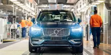 Volvo, via libera negli Usa alle auto connesse nonostante la societ&agrave; sia controllata dei cinesi: il titolo vola a Stoccolma