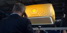 Shell batte le attese sull&rsquo;utile del primo trimestre, ma lo stretto di Hormuz frena la produzione