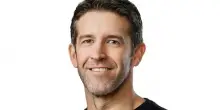 Apple, la guida passa da Tim Cook a John Ternus. Per il nuovo ceo la sfida dell&rsquo;AI