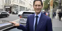 Eredità Agnelli, i tre fronti che aspettano John Elkann al rientro dalla pausa estiva: Fisco, pm, la madre Margherita