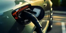 Auto elettriche, adesso costano meno delle ibride. Grazie alle batterie low cost e alla Cina
