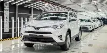 Toyota, vendite globali in calo a marzo: pesa la guerra in Iran. Che minaccia anche le forniture di alluminio