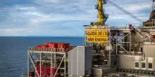 Petrolio e gas in caduta libera con la tregua Usa-Iran. Il Brent perde oltre il 10%, rimbalza l&rsquo;oro