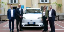 Geely accelera in Italia e a un anno dal debutto punta sul low cost: auto elettrica a meno di 20 mila euro