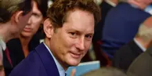 Exor, con l’addio a Iveco ora John Elkann ha 4 miliardi in cassa per puntare su sanità, tech e lusso. Cosa farà?