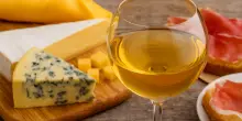 Perché il Lugana non è solo un vino da aperitivo. Ecco le cantine da scoprire subito