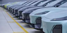 L&rsquo;auto &egrave; un bene per pochi: i prezzi sono aumentati del 50% in dieci anni. E l&rsquo;elettrico cresce solo con gli incentivi