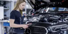 Auto, profitti in caduta: Mercedes guadagna 4.120 euro per ogni vettura venduta, Stellantis solo 470