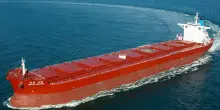Petrolio ai minimi da tre mesi grazie alla pace Iran-Usa, ma Hormuz resta l&rsquo;incognita