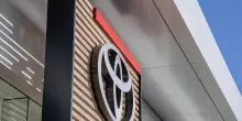 Toyota alza le stime sull’utile grazie alla domanda di auto ibride e nonostante i dazi Usa