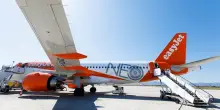 EasyJet amplia la perdita ma volano i pacchetti vacanze. L&rsquo;effetto del caro-carburante sul trasporto aereo
