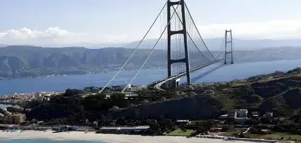 Ponte sullo Stretto ed ex Ilva, va in scena la solita commedia estiva