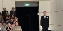 Giorgio Armani, sfila una riedizione dell&rsquo;abito della prima comunione dello stilista