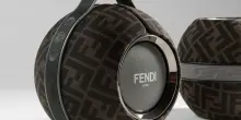 Fendi e Devialet rinnovano la partnership con il lancio dello speaker portatile Mania black & grey