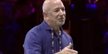 Jeff Bezos vuole vendere 15 milioni di azioni Amazon del valore di 4 miliardi di dollari. E il titolo scende sul Nasdaq