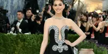 Met gala 2026. John Galliano per Zara debutta con Stevie Nicks, Anne Hathaway in Michael Kors e Rihanna in Maison Margiela