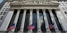 La diretta da Wall Street | Le borse Usa aprono in rosso. Trump respinge l&rsquo;accordo di pace con l&rsquo;Iran e il Brent supera i 106 dollari