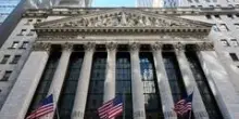 La diretta da Wall Street | Le borse Usa aprono in rosso per la guerra dei dazi. Il Nasdaq perde quasi il 2%. Nuovi record per oro e argento