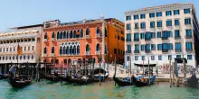 Miliardario inglese investe 636 milioni sugli hotel in Italia: da Milano a Venezia le strutture di lusso scelte da sir Hohn
