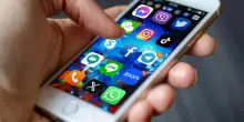 Gran Bretagna, stop ai social media per gli under 16. Il premier Starmer dichiara guerra alle piattaforme