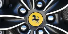 Ferrari, Ubs vede un secondo trimestre in accelerazione e alza il target price. Grazie ai nuovi ricchi dell&rsquo;AI
