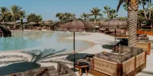 Da Dolce&Gabbana a Gucci, la moda veste i beach club pi&ugrave; esclusivi dell&rsquo;estate