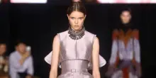Sex appeal animale e futuristico per le femmes di Mugler