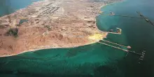 Petrolio in forte rialzo per tensioni Iran-Usa. Allarme Iea: mercati verso la &laquo;red zone&raquo; entro l&rsquo;estate