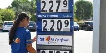 Benzina e diesel, finisce lo sconto: in arrivo la stangata sul pieno. Il governo cerca fondi e spunta la tassa Ue