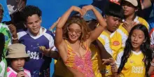 Da Shakira in Roberto Cavalli a Madonna in Saint Laurent, la moda conquista il primo halftime show dei Mondiali 2026