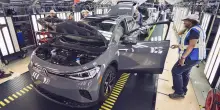 Emissioni auto: Stellantis rischia una multa da 1,25 miliardi, Volkswagen di 2,3 miliardi. Tesla e Leapmotor sono in credito