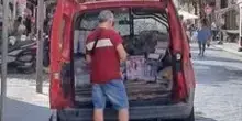 Lipari, l&rsquo;edicolante sfrattato ora vende i giornali sul furgoncino