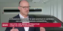 Volkswagen, la trimestrale certifica la crisi: -33% l&rsquo;utile e stime 2026 tagliate