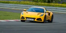 Lotus Emira: come va la nuova sportiva con motore Amg provata sulla pista di Hethel