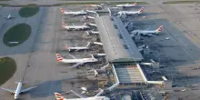 Caos nei cieli britannici, un guasto al controllo aereo manda in tilt gli aeroporti inglesi