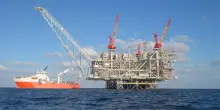 Aerei, l&rsquo;Europa ha meno di 30 giorni di scorte di carburante: caccia a nuovi fornitori per superare il blocco di Hormuz