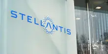 Stellantis chiude il 2025 con 22,3 miliardi di perdita dopo il profit warning e il maxi reset sull&rsquo;elettrico