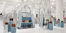 Tory Burch porta la Romy bag da Selfridges con un pop-up