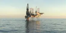 Petrolio in rialzo dopo gli attacchi reciproci tra Usa e Iran, ma resta molto volatile